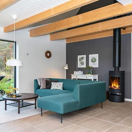 6 Person In Hovborg-by Traum