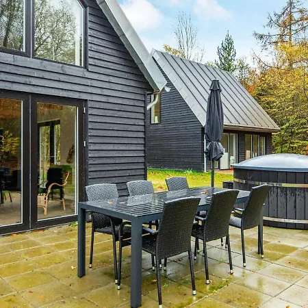 6 Person In Hovborg-by Traum *