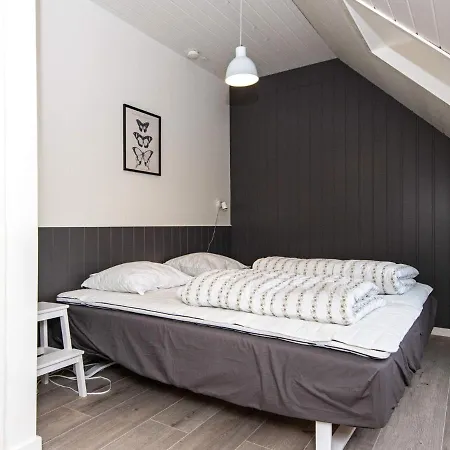 6 Person In Hovborg-by Traum